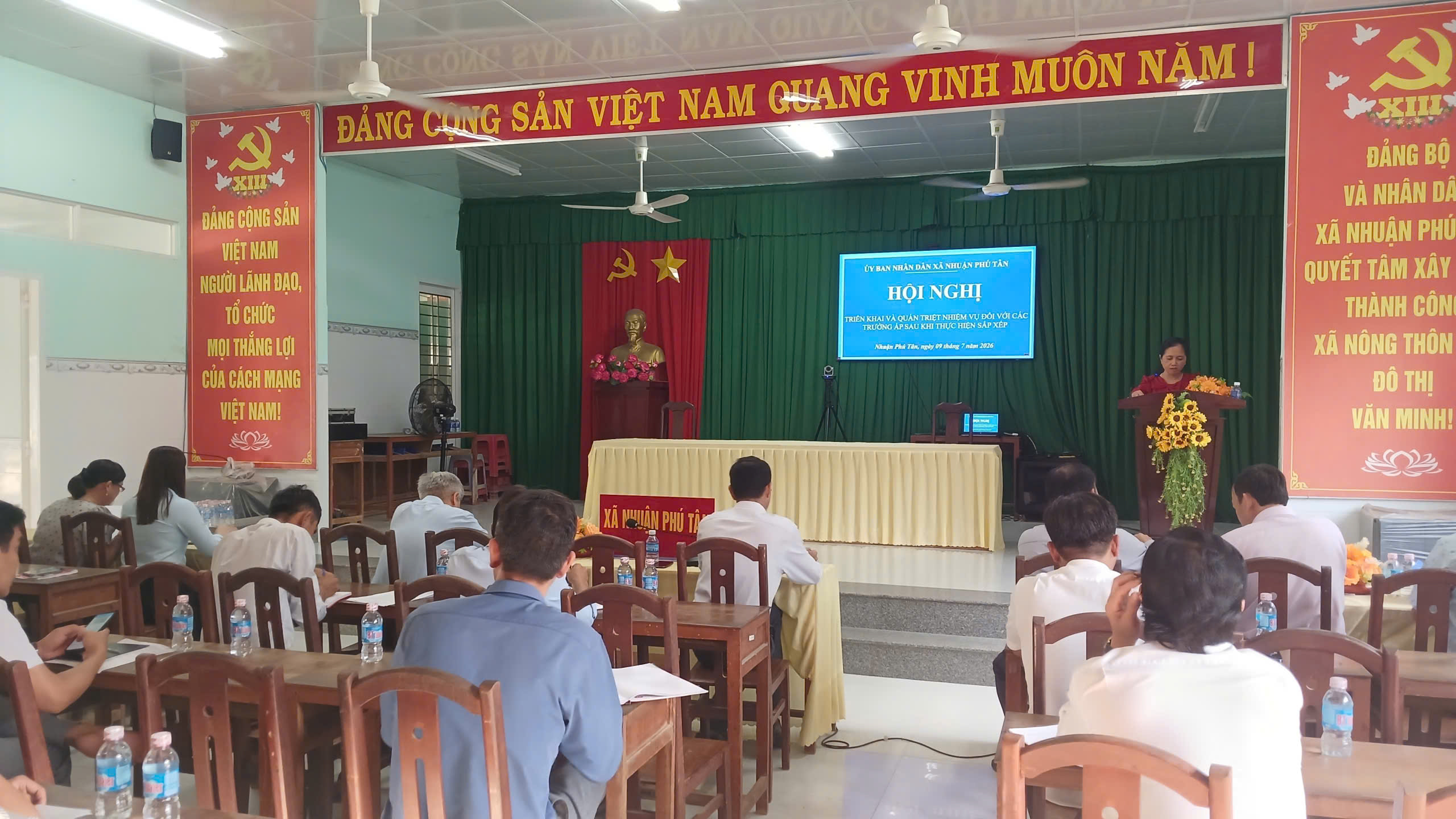 Nhuận Phú Tân tổ chức Hội nghị triển khai và quán triệt nhiệm vụ đối với trưởng ấp sau khi thực hiện sắp xếp các ấp