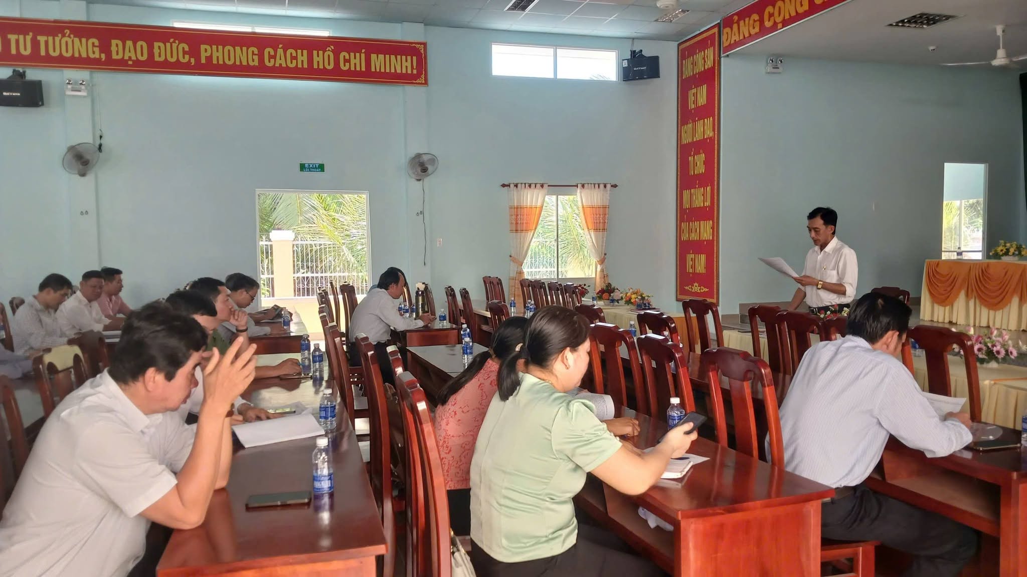 NHUẬN PHÚ TÂN THẢO LUẬN TỔ ĐẠI BIỂU HỘI ĐỒNG NHÂN DÂN