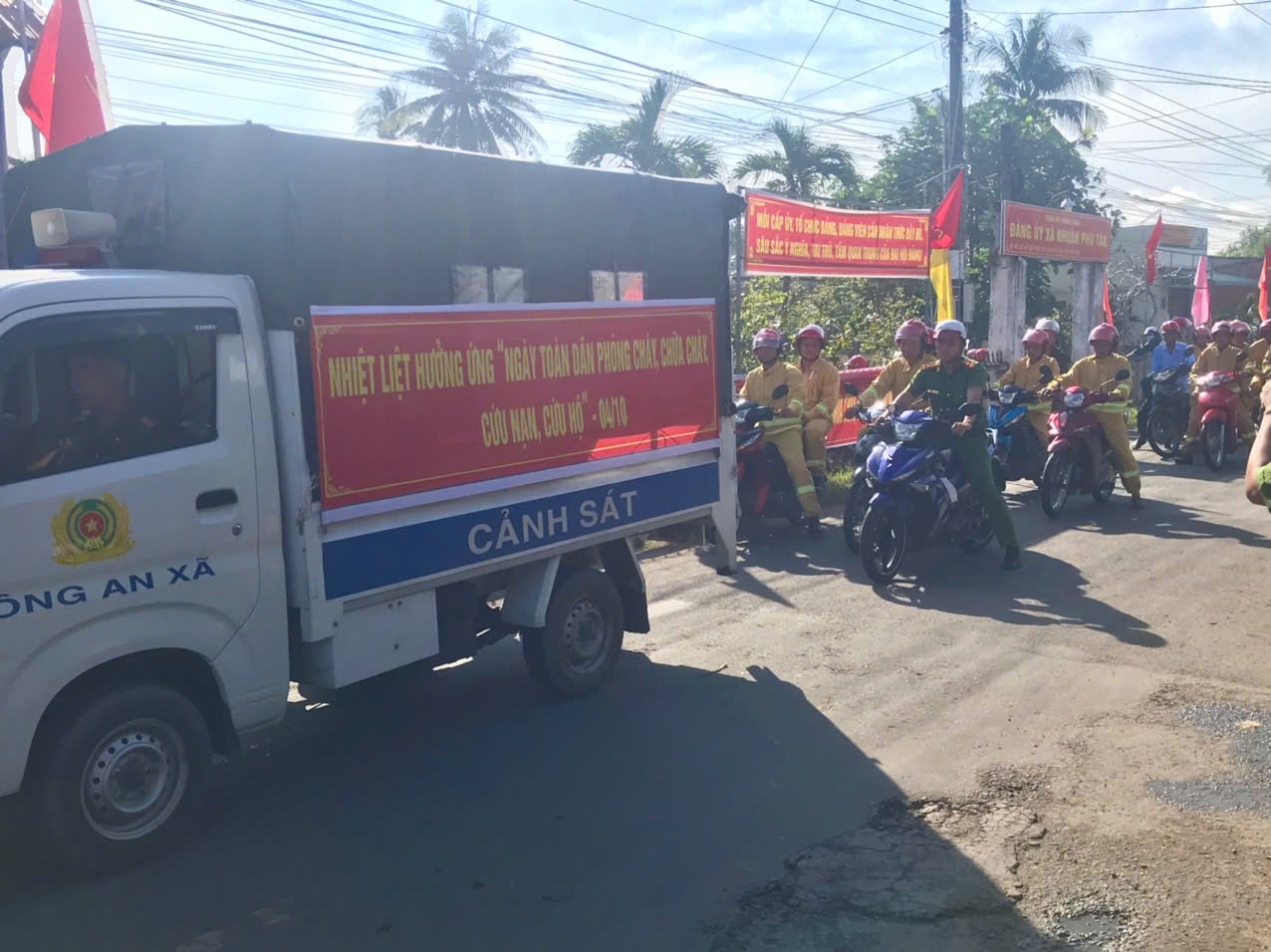 Xã Nhuận Phú Tân tổ chức lễ ra quân "Ngày toàn dân phòng cháy, chữa cháy, cứu nạn, cứu hộ"