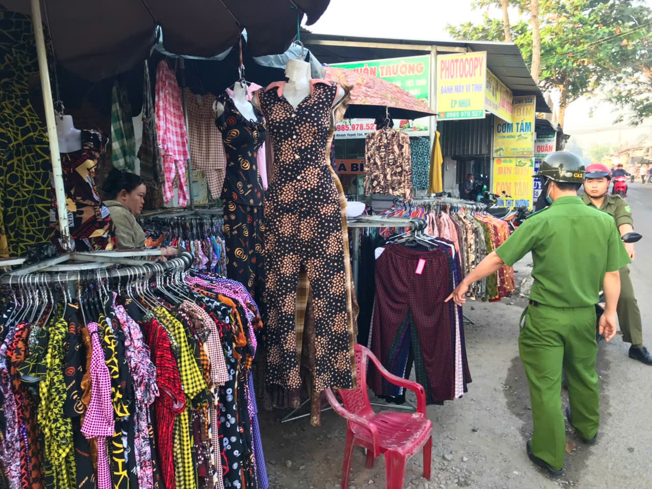 Nhuận Phú Tân tăng cường công tác giải tỏa hành lang an toàn giao thông 