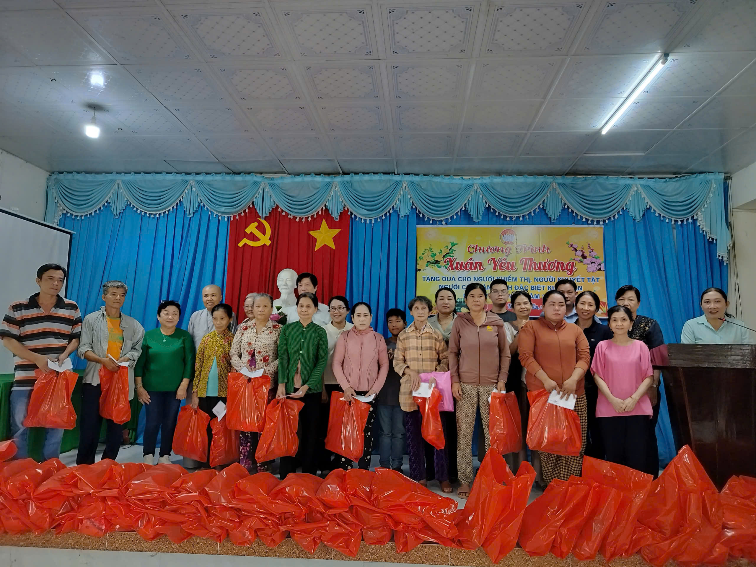 Ủy ban MTTQ Việt Nam xã Nhuận Phú Tân tổ chức Chương trình “xuân yêu thương”