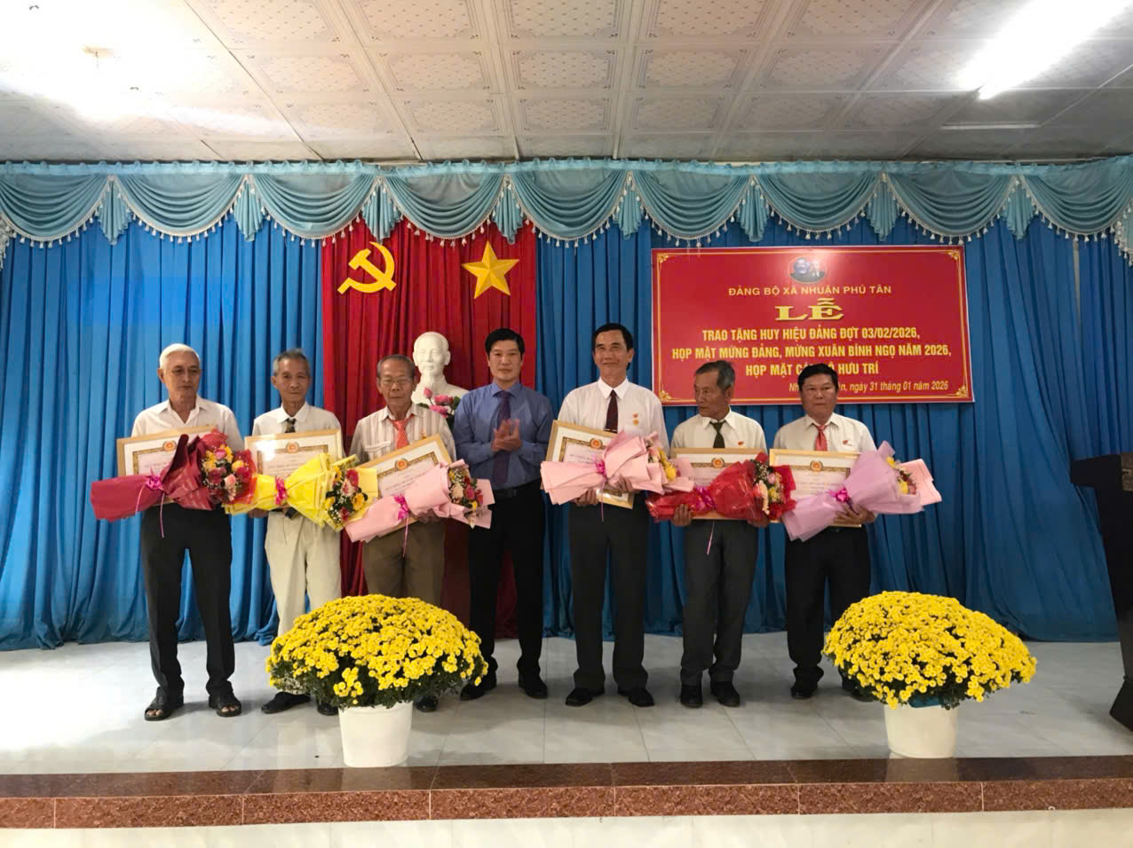 Đảng ủy xã Nhuận Phú Tân long trọng tổ chức Lễ trao tặng Huy hiệu Đảng đợt 03/02/2026; Họp mặt mừng Đảng - mừng Xuân Bính Ngọ 2026 và gặp gỡ cán bộ hưu trí cuối năm 2025