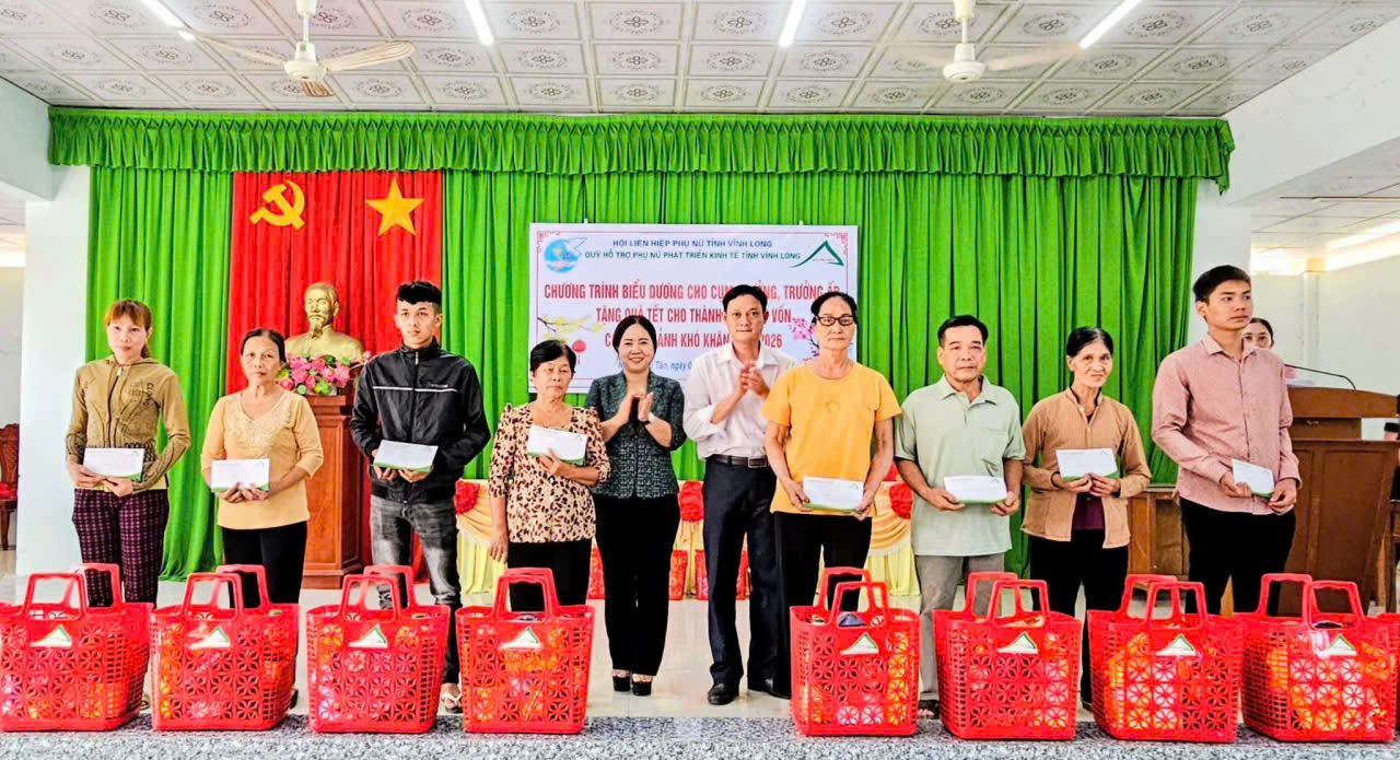 Quỹ Hỗ trợ phụ nữ phát triển kinh tế tỉnh Vĩnh Long tổ chức chương trình trao quà biểu dương cho các đối tác và trao quà Tết cho thành viên vay vốn khó khăn trên địa bàn xã