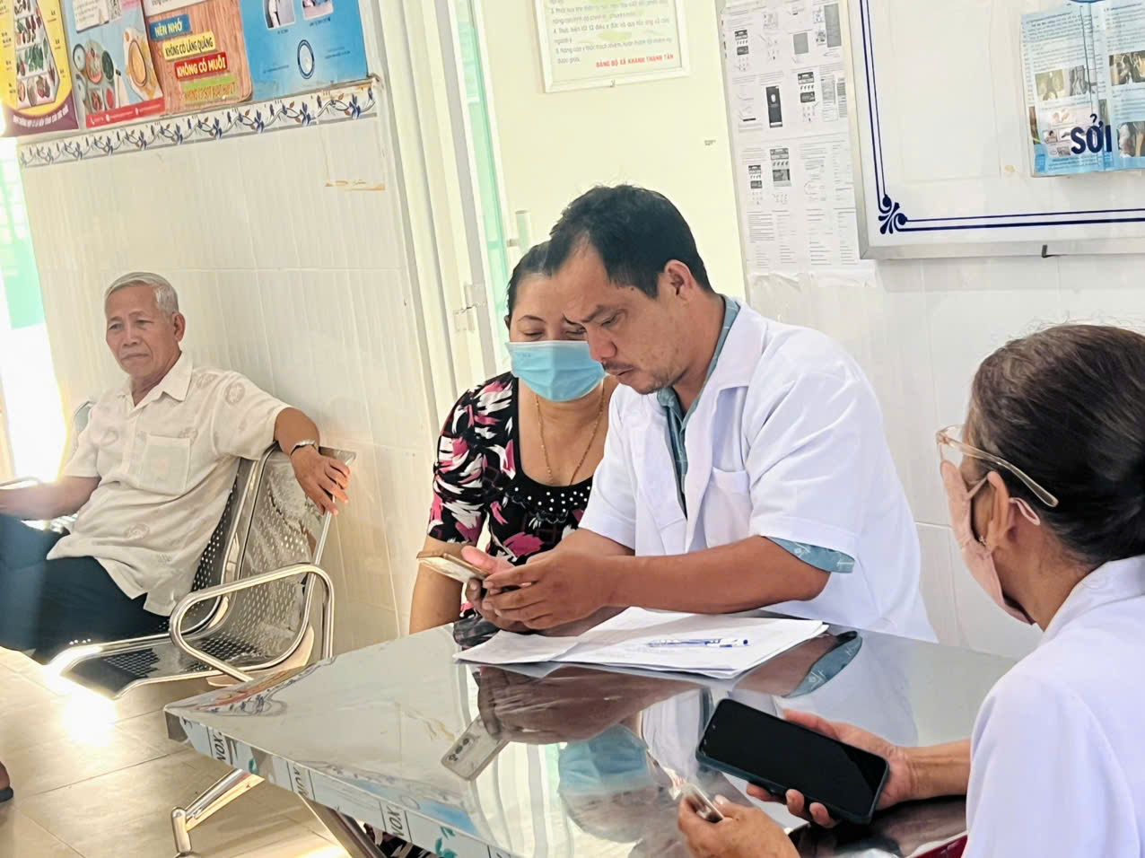 Trạm Y tế xã Nhuận Phú Tân tổ chức Ngày hội tư vấn sức khỏe, dinh dưỡng với chủ đề:
“Chủ động phòng bệnh - Vì một Việt Nam khỏe mạnh”