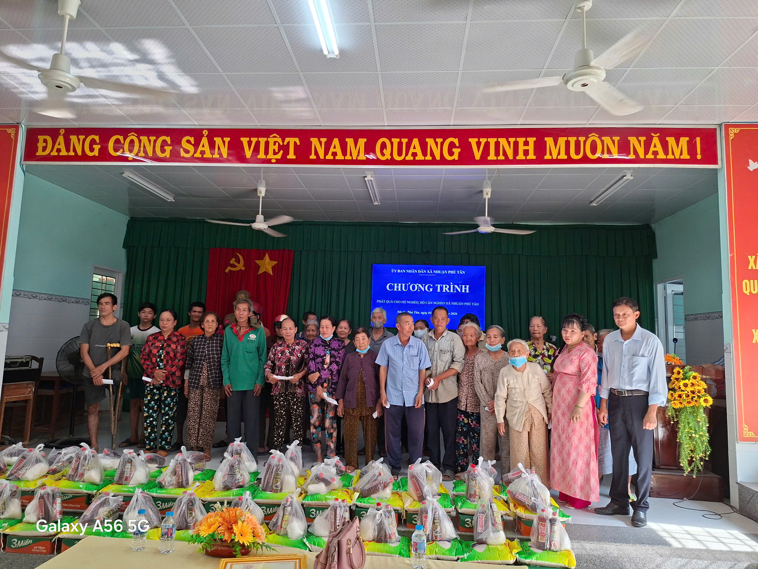 Nhuận Phú Tân phối hợp cùng đơn vị tài trợ tổ chức chương trình trao tặng quà cho các hộ nghèo trên địa bàn xã