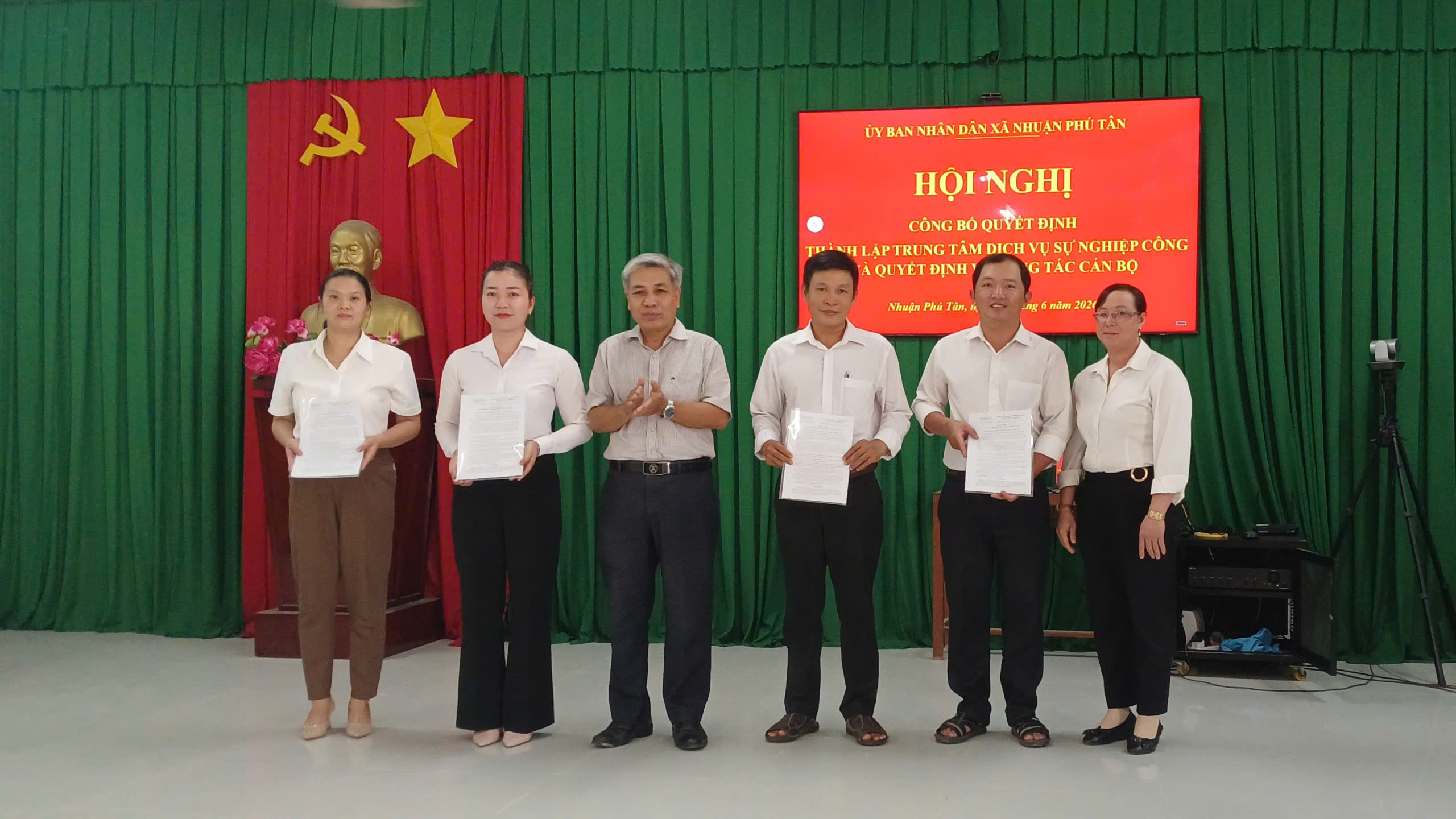 Ủy ban nhân dân xã Nhuận Phú Tân tổ chức Hội nghị công bố Quyết định thành lập Trung tâm Dịch vụ sự nghiệp công xã Nhuận Phú Tân và các quyết định về công tác cán bộ