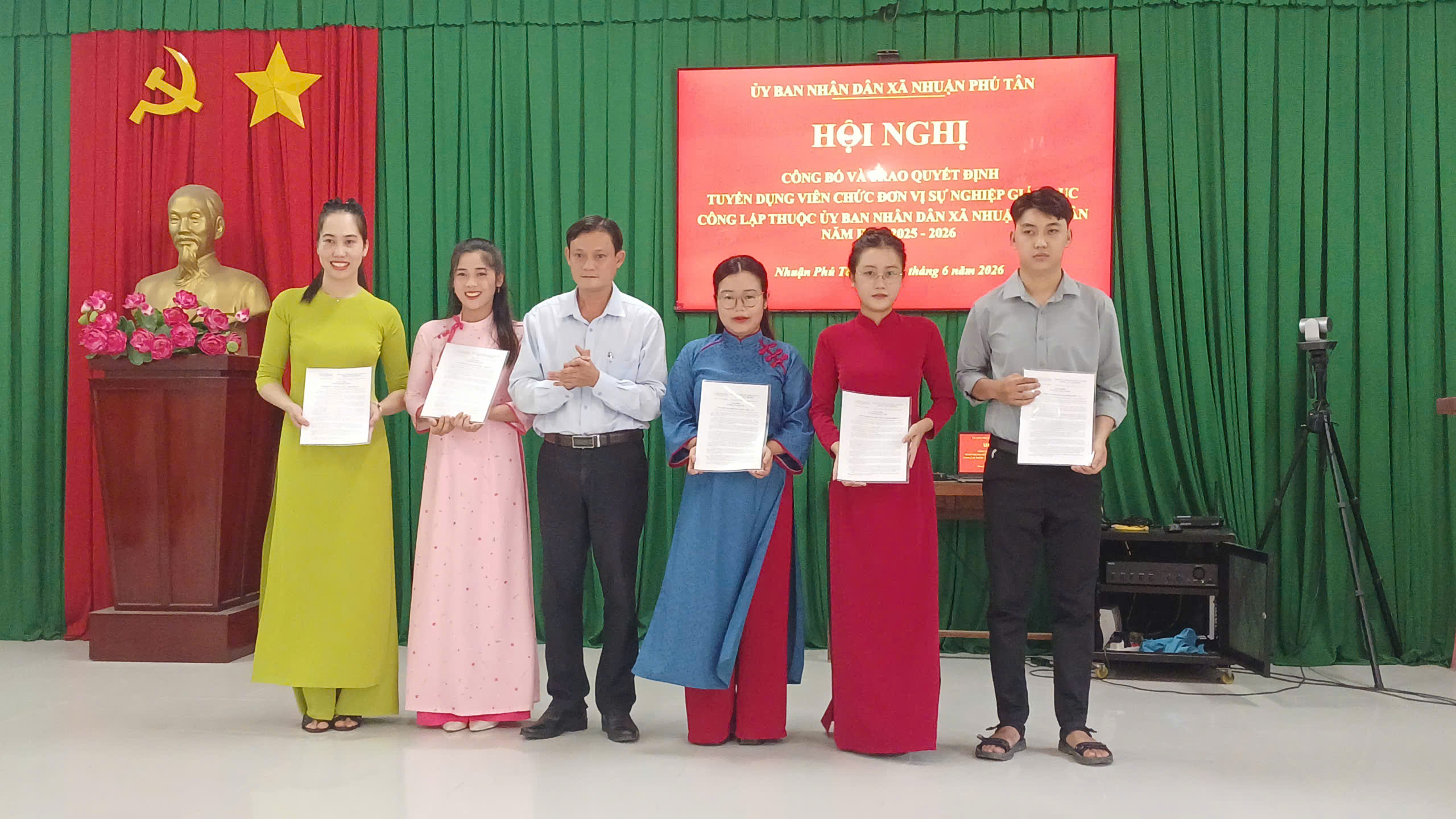 Ủy ban nhân dân xã Nhuận Phú Tân tổ chức Hội nghị công bố và trao quyết định tuyển dụng viên chức các đơn vị sự nghiệp giáo dục công lập thuộc UBND xã năm học 2025 – 2026