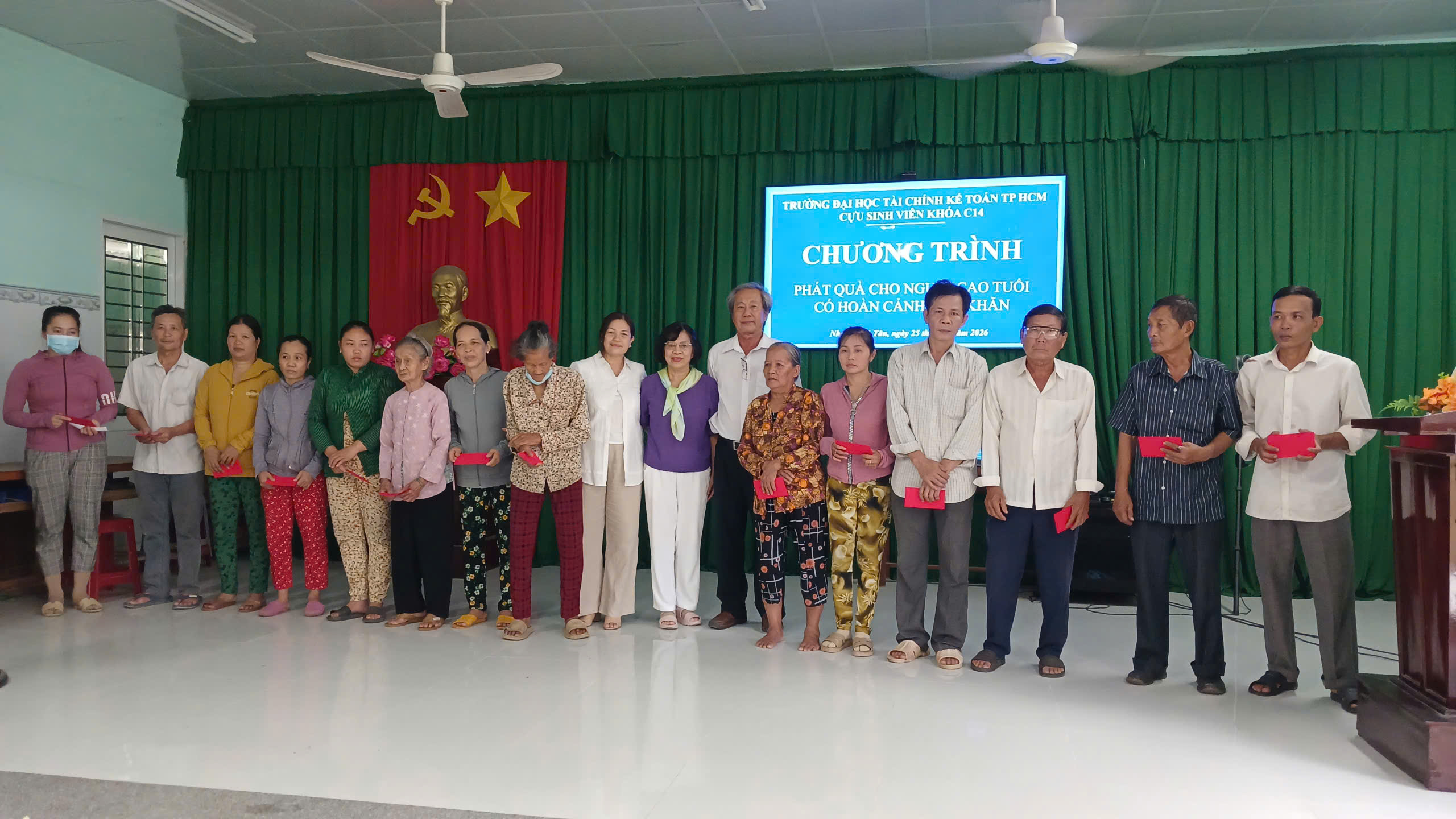 NHUẬN PHÚ TÂN TRAO QUÀ CHO NGƯỜI CAO TUỔI CÓ
HOÀN CẢNH KHÓ KHĂN
