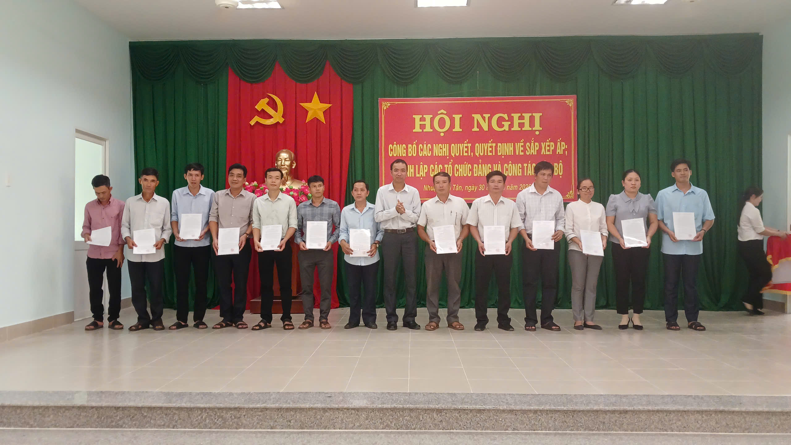 NHUẬN PHÚ TÂN CÔNG BỐ CÁC NGHỊ QUYẾT, QUYẾT ĐỊNH VỀ SẮP XẾP ẤP; THÀNH LẬP CÁC TỔ CHỨC ĐẢNG VÀ CÔNG TÁC CÁN BỘ
